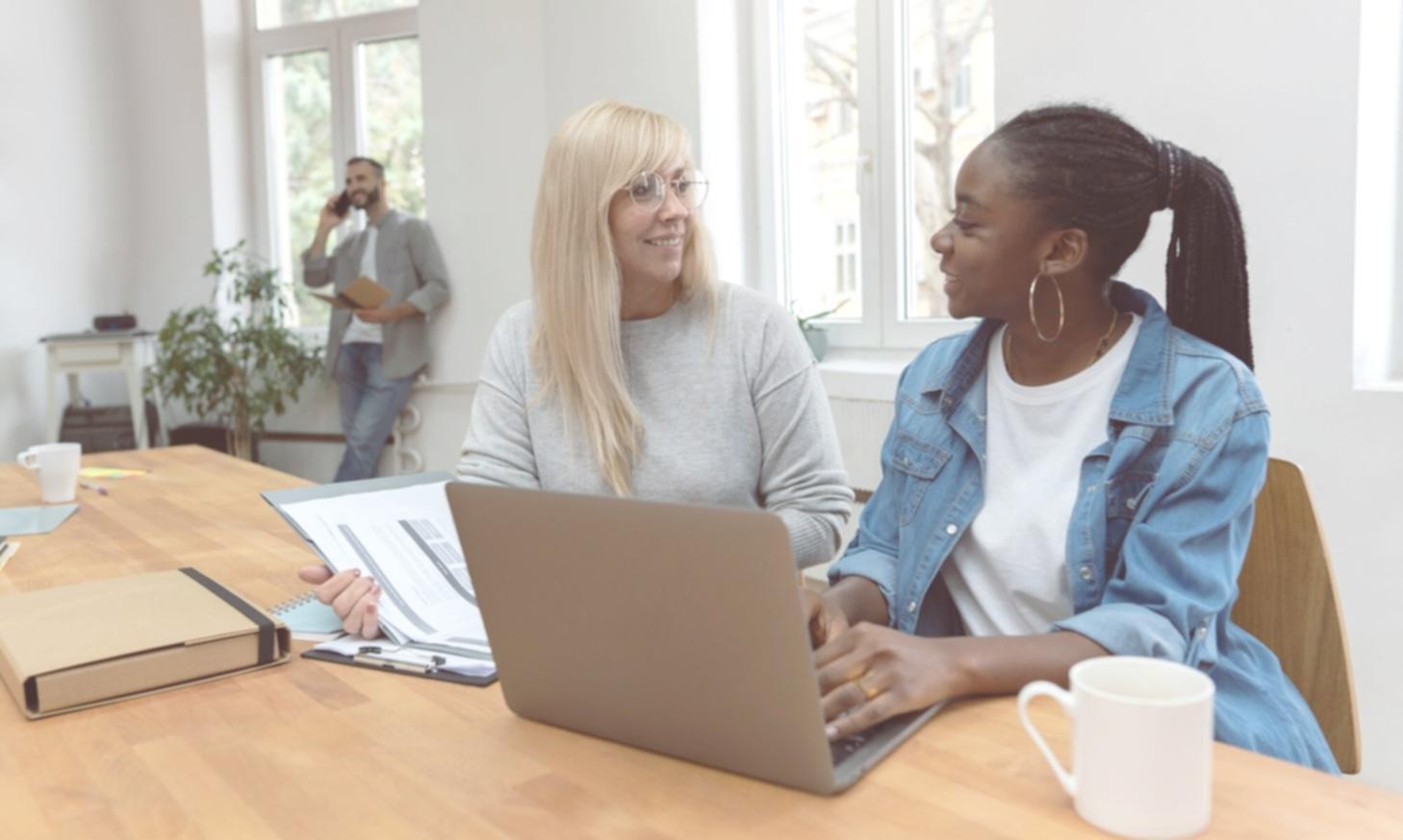 Documentos de planificación financiera y calculadora sobre el escritorio
