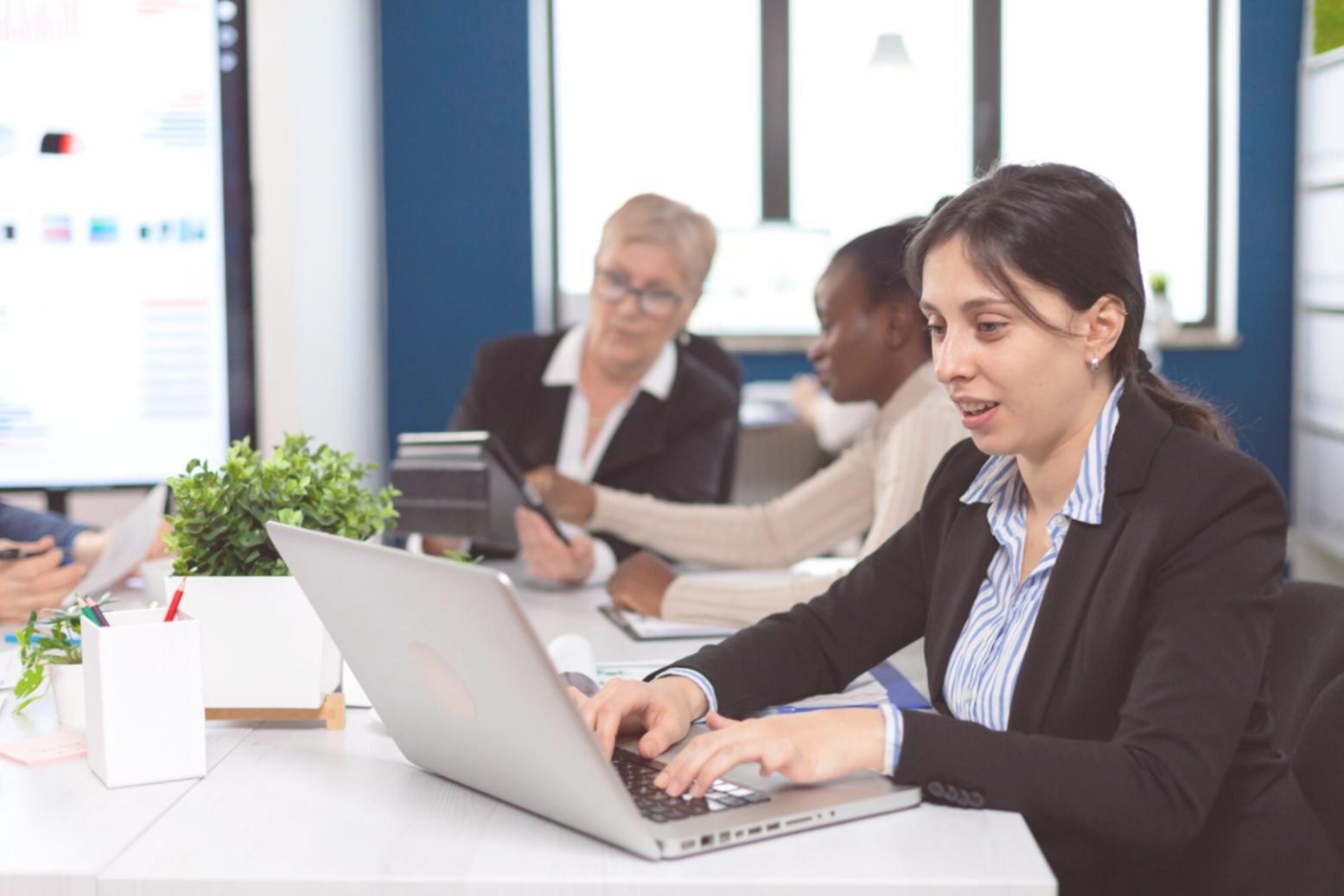 Materiales de planificación financiera y hojas de presupuesto extendidas sobre un escritorio